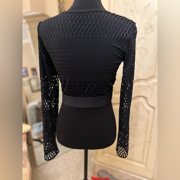 This set from Alo is absolutely gorgeous, sexy and sporty all in one. - Picture 3 of 7